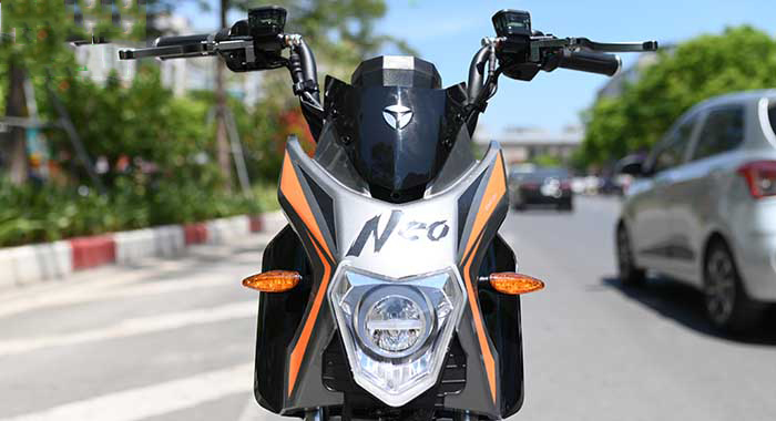 Mặt trước xe máy điện Yadea Xmen Neo